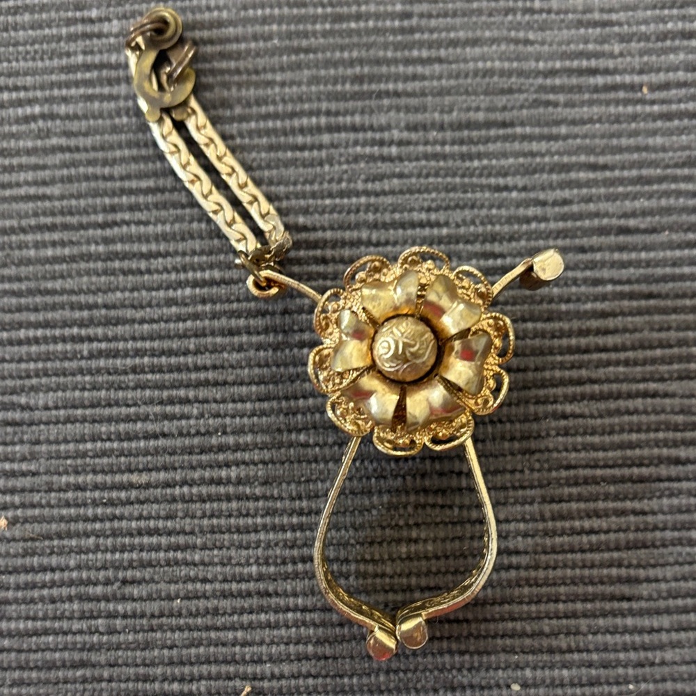 Gold tone vintage glove clip